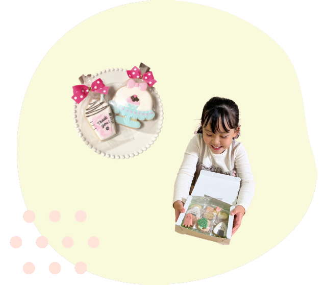 ラッピングされたクッキーとクッキーを眺める女の子